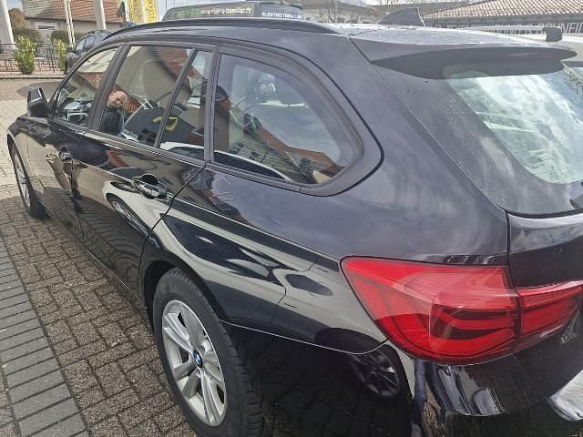 Gebraucht BMW 320 Advantage 184 PS (135 kW) 2019 Black sapphire (metallic) Kombi