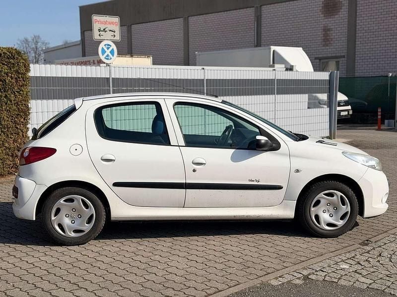 Gebraucht Peugeot 206 Style 73 PS (53 kW) 2011 Weiss banquise/flach Kleinwagen