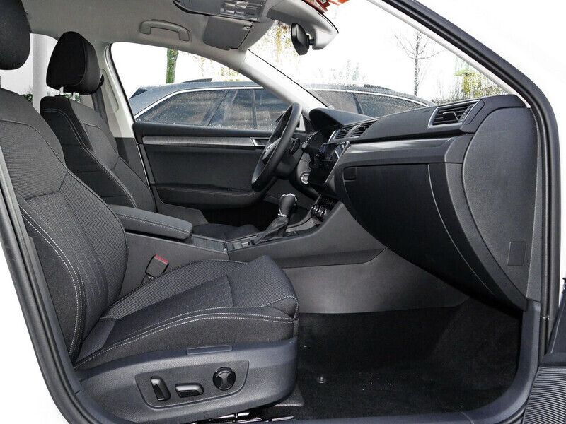 Gebraucht Skoda Superb Style 150 PS (110 kW) 2024 Moonweiss metallic Kombi