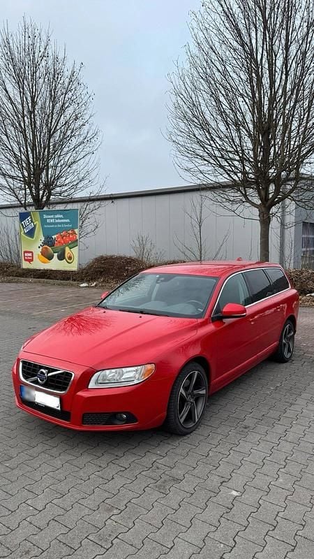 Gebraucht Volvo V70 136 PS (100 kW) 2013 Rot Kombi
