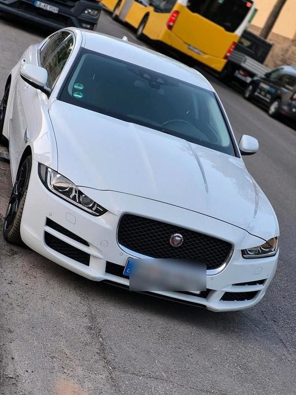 Weiß Gebraucht 2016 Jaguar XE Pure Limousine | 9.000 € (Fairer Preis) - Bild 1/4