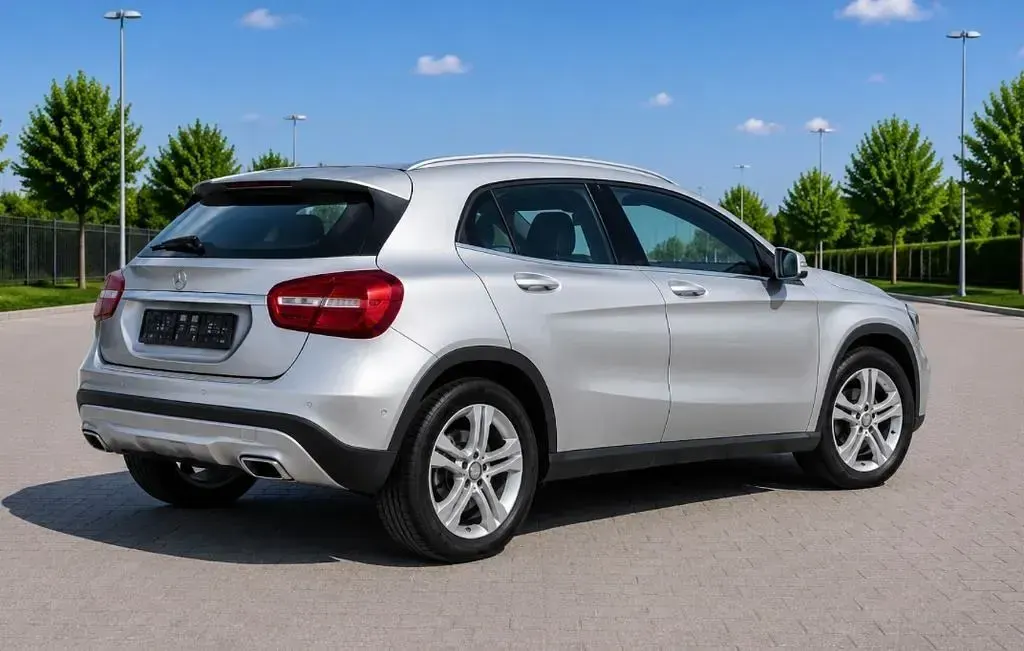 Gebraucht Mercedes GLA180 122 PS (89 kW) 2016 Silber SUV