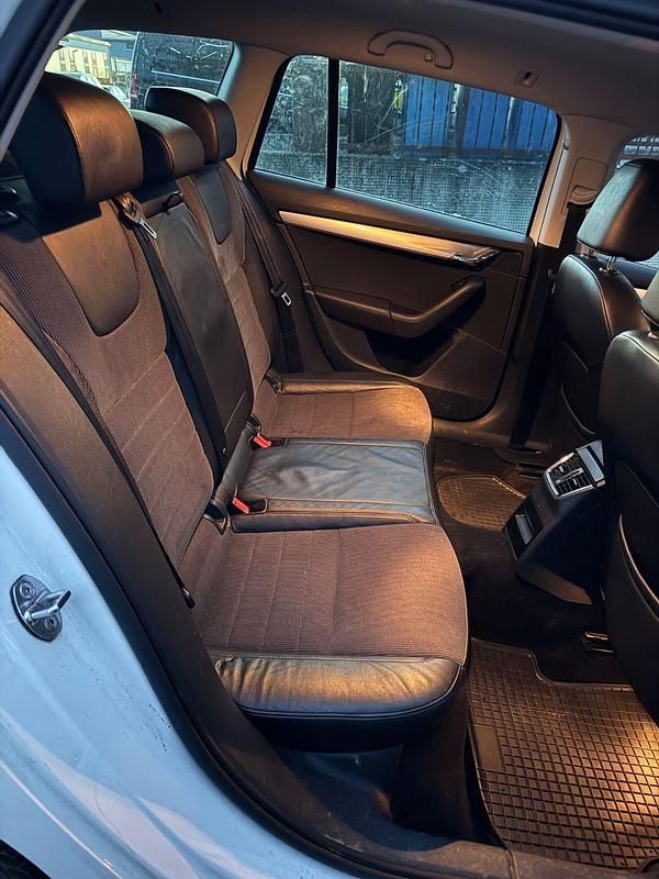 Gebraucht Skoda Octavia 150 PS (110 kW) 2015 Weiß Kleinwagen