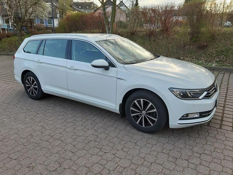 Weiß Gebraucht 2017 VW Passat Comfortline Kombi | 13.500 € (Superpreis) - Bild 1/4