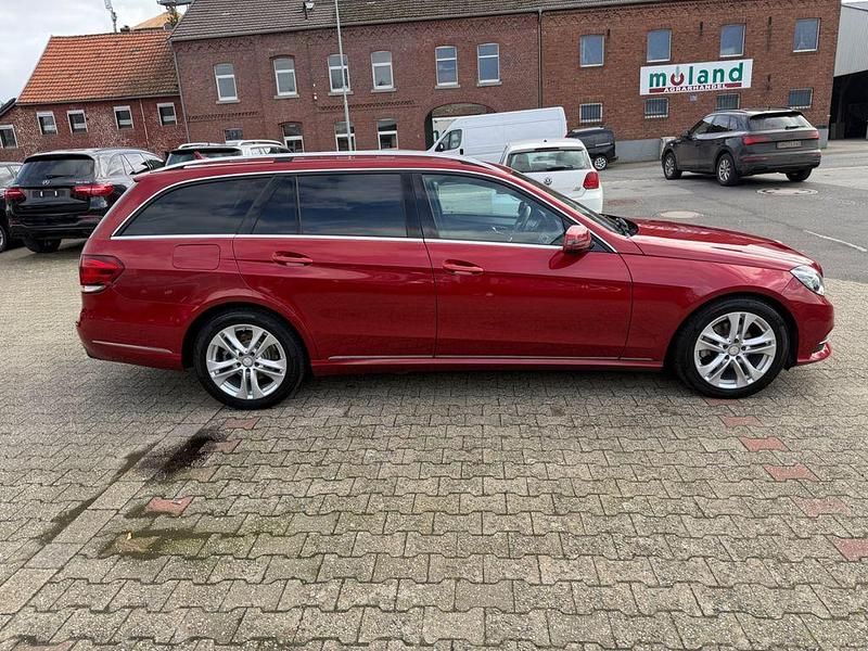 Gebraucht Mercedes E220 Avantgarde 170 PS (125 kW) 2015 Rot Kombi