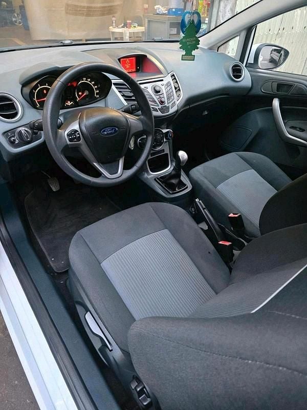 Gebraucht Ford Fiesta 60 PS (44 kW) 2010 Weiß Kleinwagen