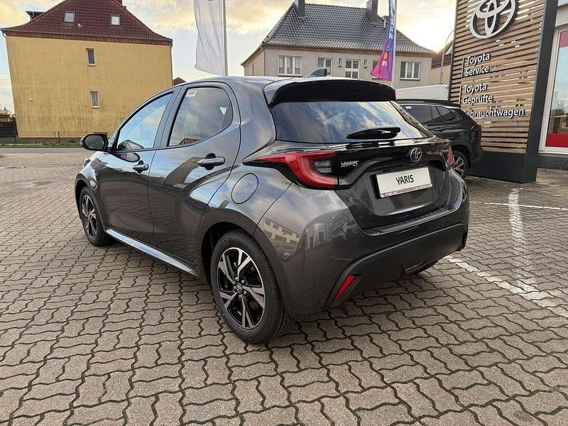 Neu Toyota Yaris Hybrid 116 PS (85 kW) 2025 Grau Limousine