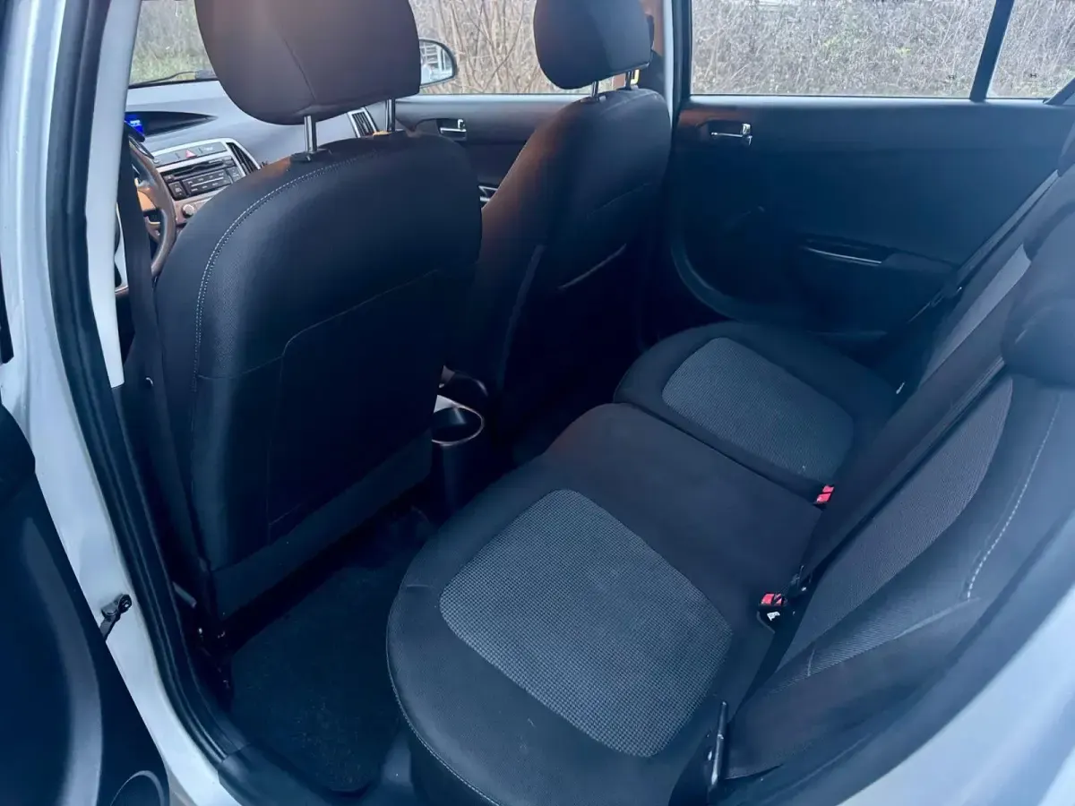 Gebraucht Hyundai i20 Edition 86 PS (63 kW) 2014 Silber Limousine