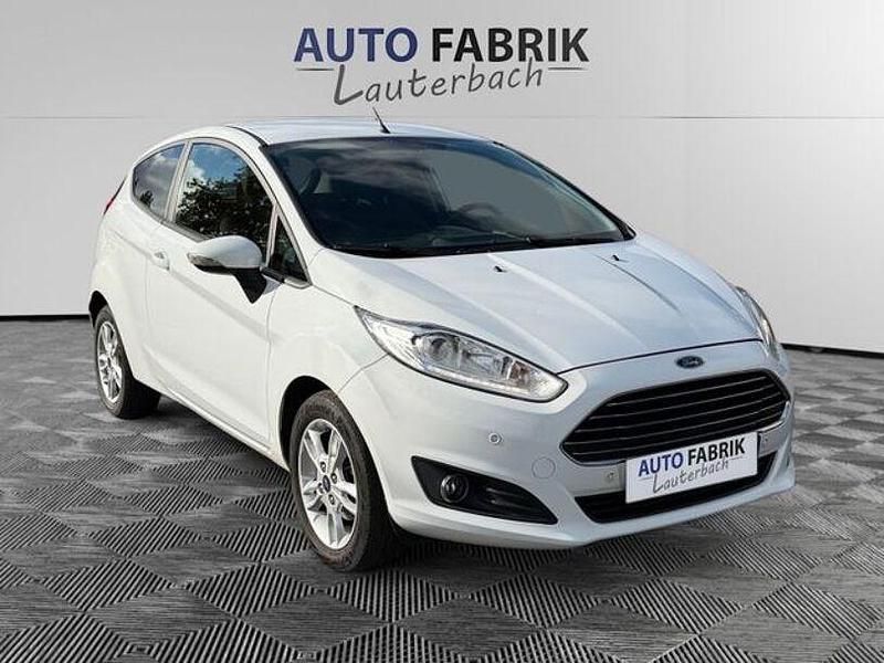 Gebraucht Ford Fiesta Trend 101 PS (74 kW) 2015 Weiß Kleinwagen