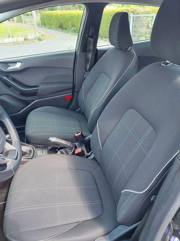 Gebraucht Ford Fiesta Cool & Connect 101 PS (74 kW) 2017 Grau Limousine