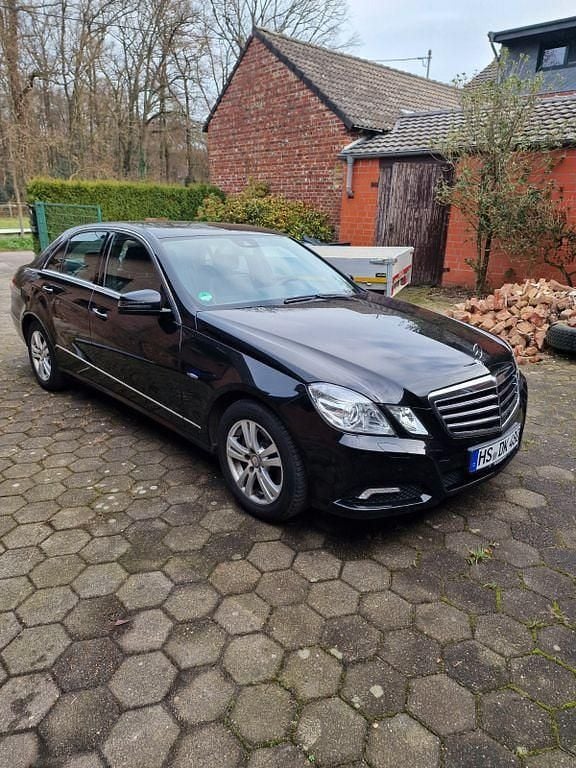 Schwarz Gebraucht 2010 Mercedes E200 Avantgarde Limousine | 9.900 € (Fairer Preis) - Bild 1/4