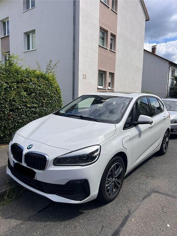 Weiß Gebraucht 2020 BMW 225 Active Tourer iPerformance Van / Kleinbus | 13.500 € (Fairer Preis) - Bild 1/4