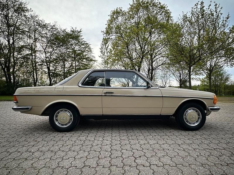 Używany Mercedes E230 136 KM (100 kW) 1983 Beżowy Coupe