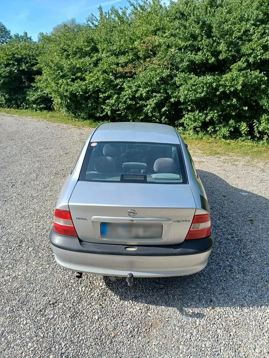 Gebraucht Opel Vectra 115 PS (84 kW) 1997 Silber Limousine