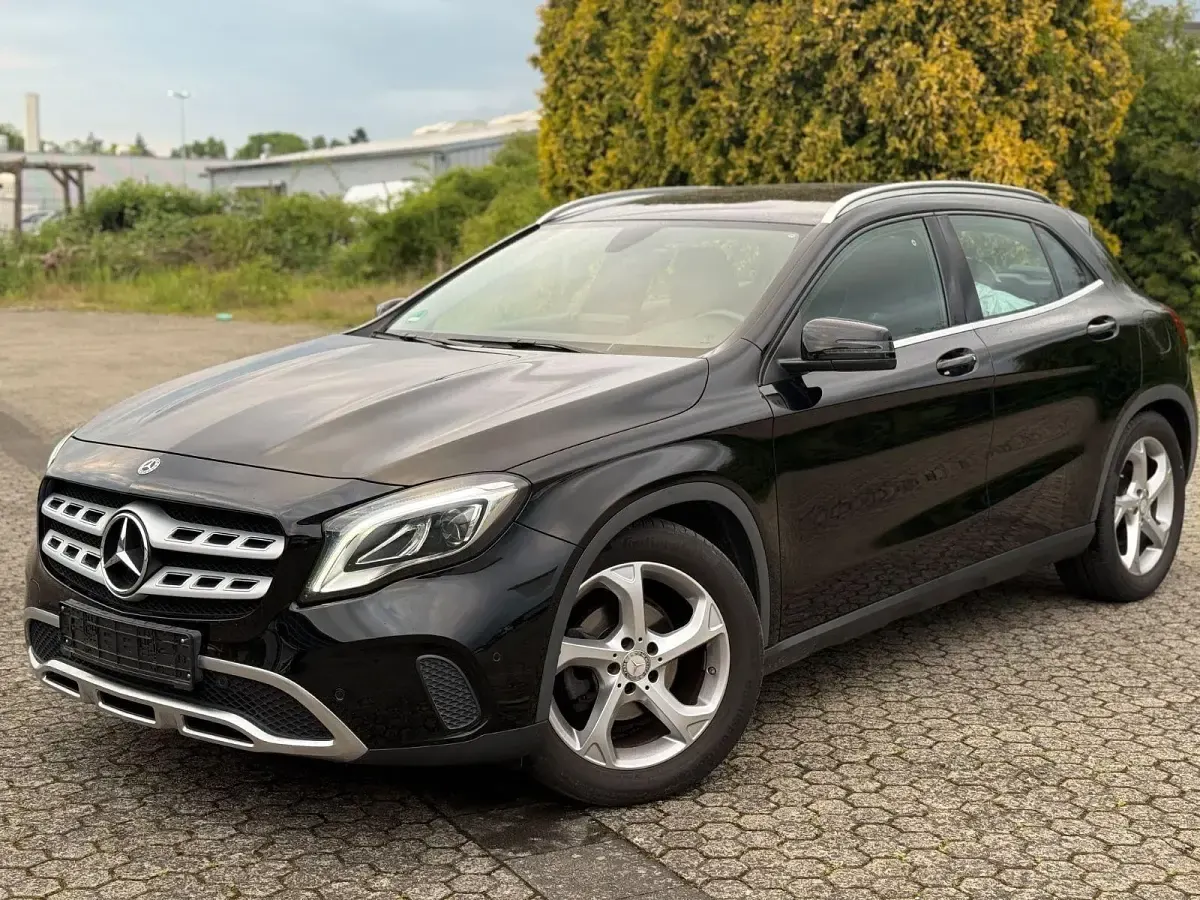 Gebraucht Mercedes GLA180 122 PS (89 kW) 2019 Schwarz SUV
