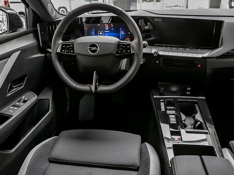 Neu Opel Astra Enjoy 131 PS (96 kW) 2025 Schwarz Kombi