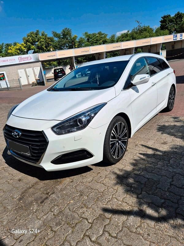 Schwarz Gebraucht 2017 Hyundai i40 Kombi | 11.500 € (Etwas zu teuer) - Bild 1/4