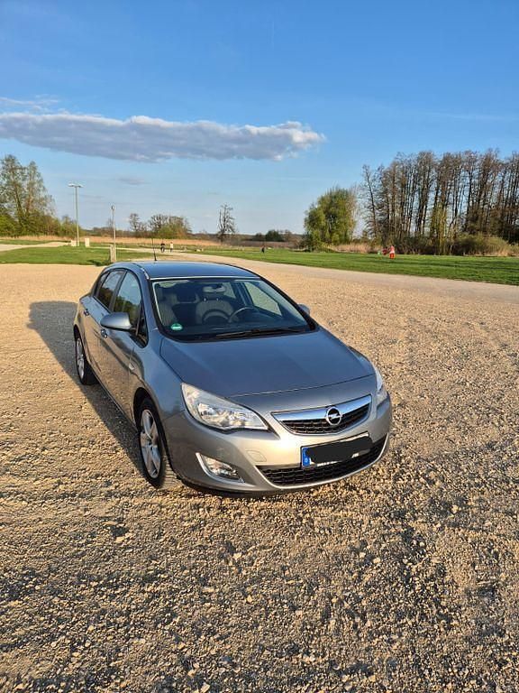 Usata Opel Astra 140 CV (102 kW) 2011 Grigio Berlina