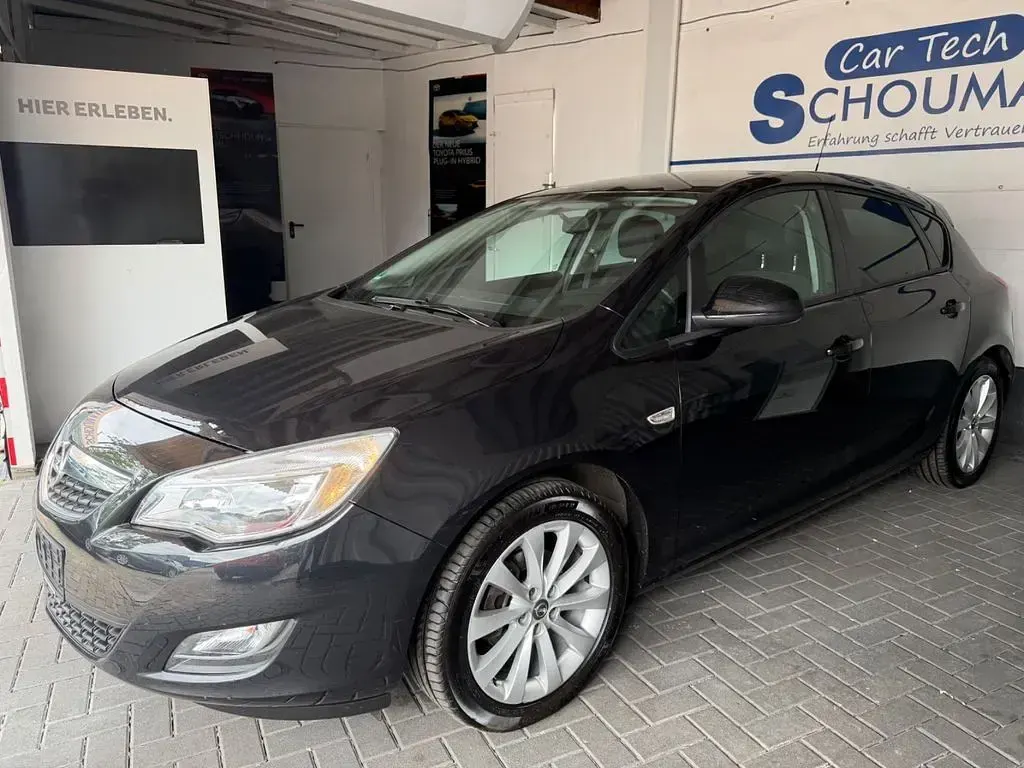 Gebraucht Opel Astra 140 PS (102 kW) 2012 Schwarz Limousine