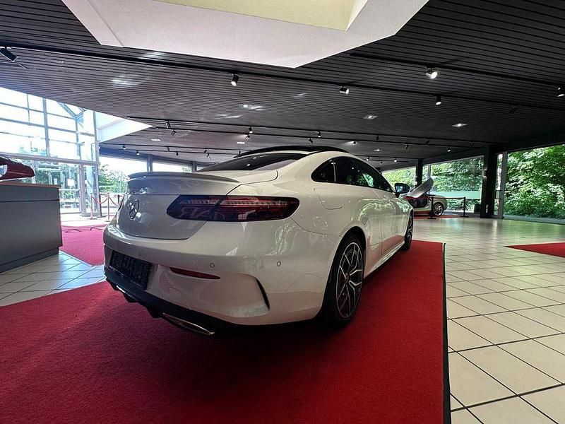 Gebraucht Mercedes E200 AMG line 197 PS (144 kW) 2022 Weiß Coupé