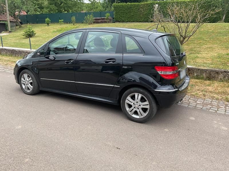 Gebraucht Mercedes B180 116 PS (85 kW) 2011 Schwarz Van / Kleinbus