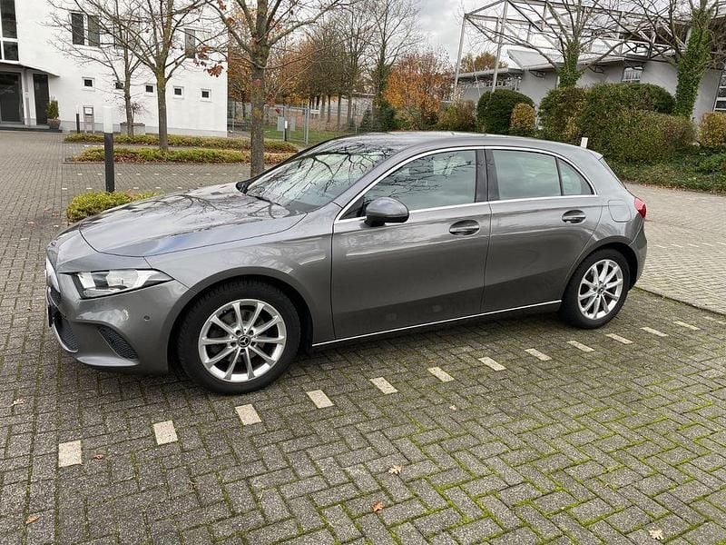 Grau Gebraucht 2020 Mercedes A180 Limousine | 16.100 € (Superpreis) - Bild 1/4