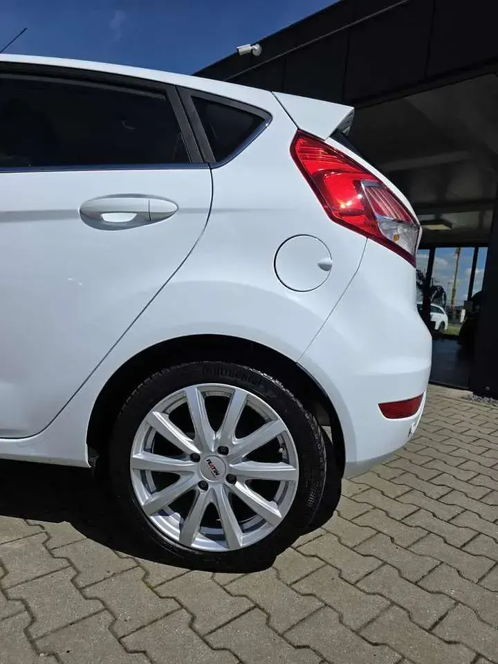 Gebraucht Ford Fiesta Titanium 101 PS (74 kW) 2017 Weiß Kleinwagen