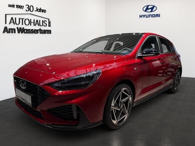 Ultimate red / met Neu 2025 Hyundai i30 Limousine | 31.999 € (Teuer) - Bild 1/1