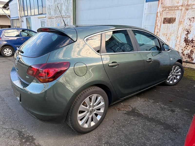 Gebraucht Opel Astra 125 PS (91 kW) 2010 Grün Kleinwagen