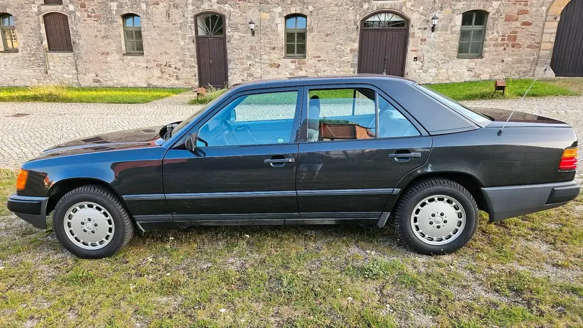 Gebraucht Mercedes E230 132 PS (97 kW) 1988 Schwarz Limousine