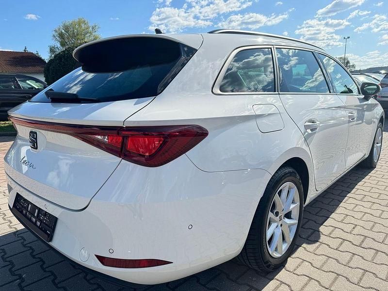 Używany Seat Leon Style 150 KM (110 kW) 2022 Biały Sedan/Limuzyna