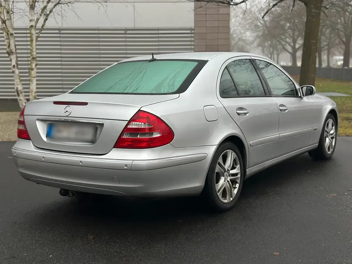 Gebraucht Mercedes E240 177 PS (130 kW) 2002 Silber Limousine