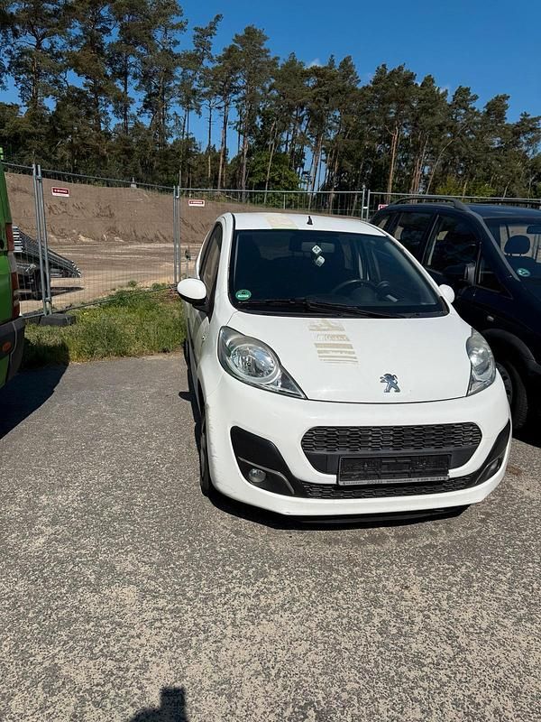 Weiß Gebraucht 2013 Peugeot 107 Kleinwagen | 1.200 € (Teuer) - Bild 1/4