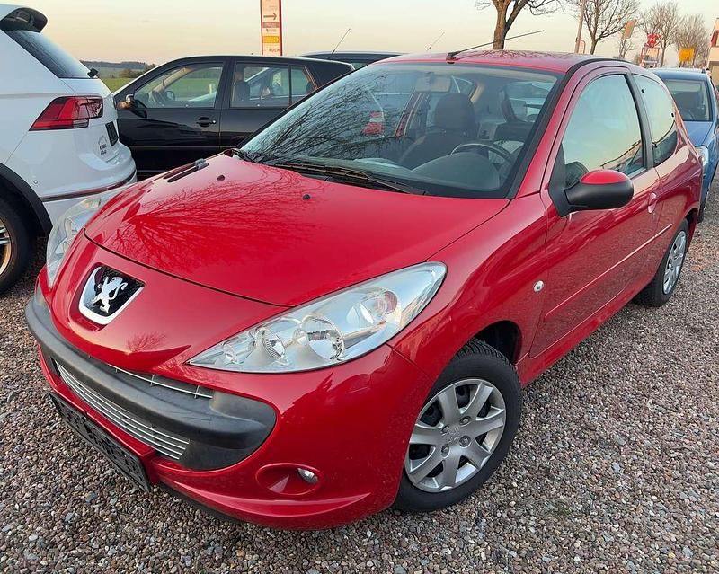Gebraucht Peugeot 206+ 75 PS (55 kW) 2009 Farbe rot aden/flach standard Kleinwagen