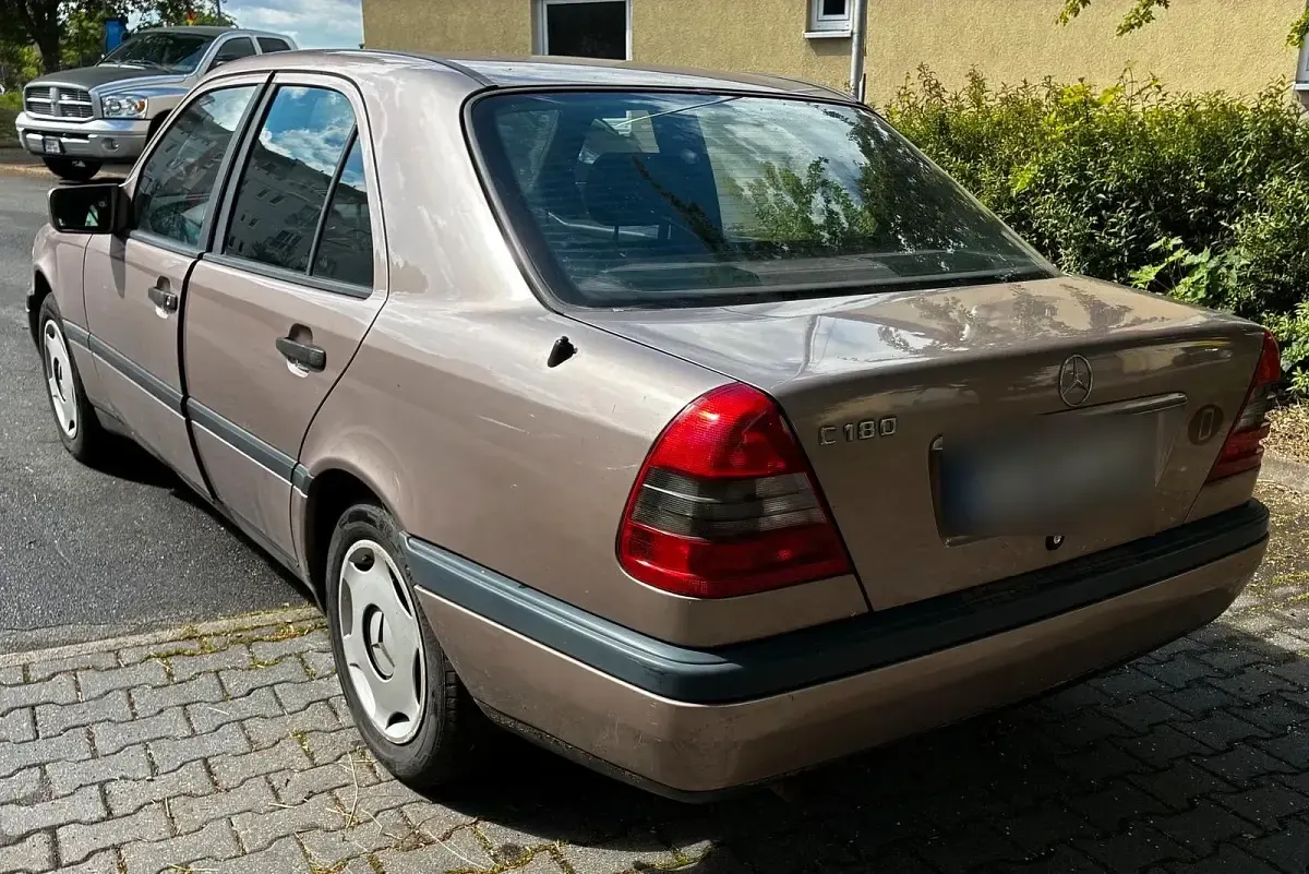 Gebraucht Mercedes C180 122 PS (89 kW) 1994 Andere farben Limousine