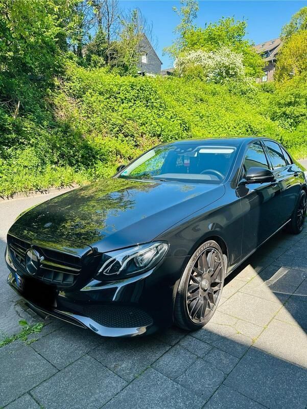 Schwarz Gebraucht 2016 Mercedes E350 Limousine | 22.500 € (Etwas zu teuer) - Bild 1/4