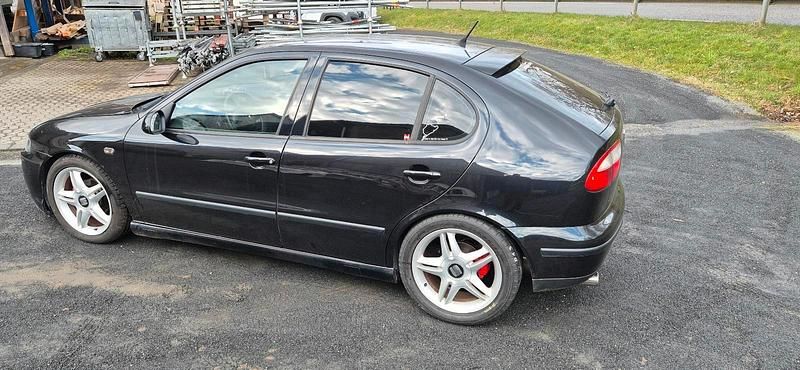Second-hand Seat Leon 105 CP (77 kW) 2004 Negru Hatchback