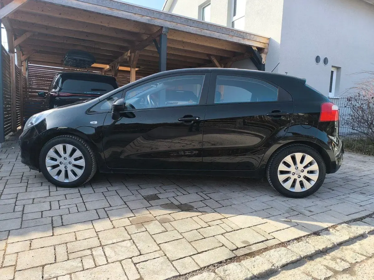 Używany Kia Rio Edition 7 86 KM (63 kW) 2012 Czarny Sedan/Limuzyna