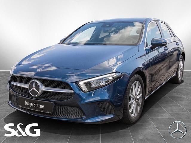 Denimblau metallic Gebraucht 2020 Mercedes A180 Progressive Limousine | 20.477 € (Fairer Preis) - Bild 1/4