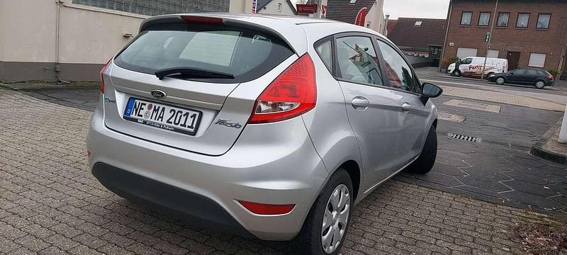 Gebraucht Ford Fiesta 95 PS (69 kW) 2011 Polarsilber metallic Kleinwagen