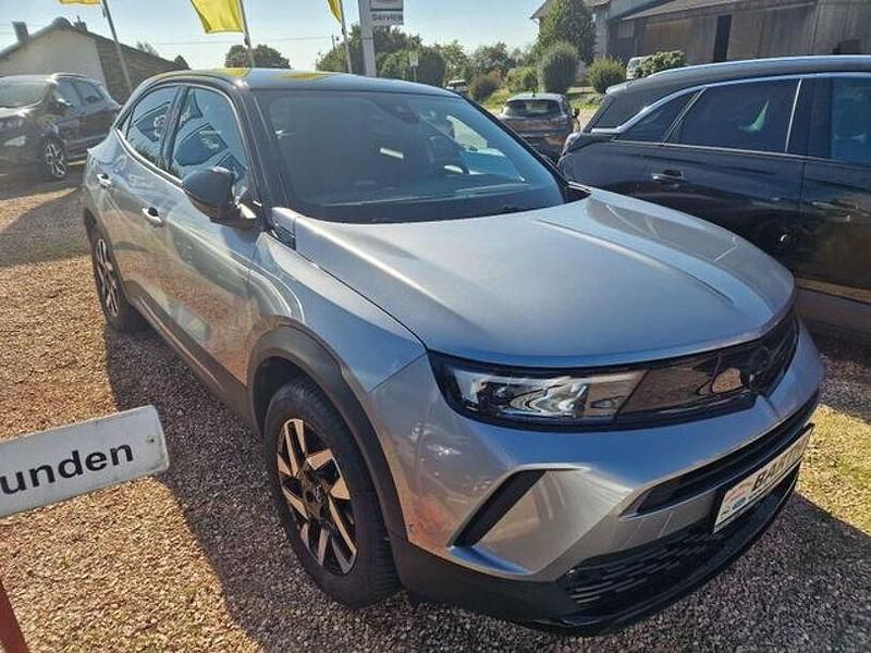 Kontrast grau (metallic) Gebraucht 2024 Opel Mokka GS Line SUV | 22.790 € (Fairer Preis) - Bild 1/4