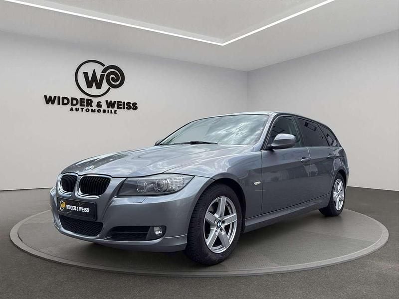 Spacegrau metallic Gebraucht 2011 BMW 318 Kombi | 5.790 € (Fairer Preis) - Bild 1/4