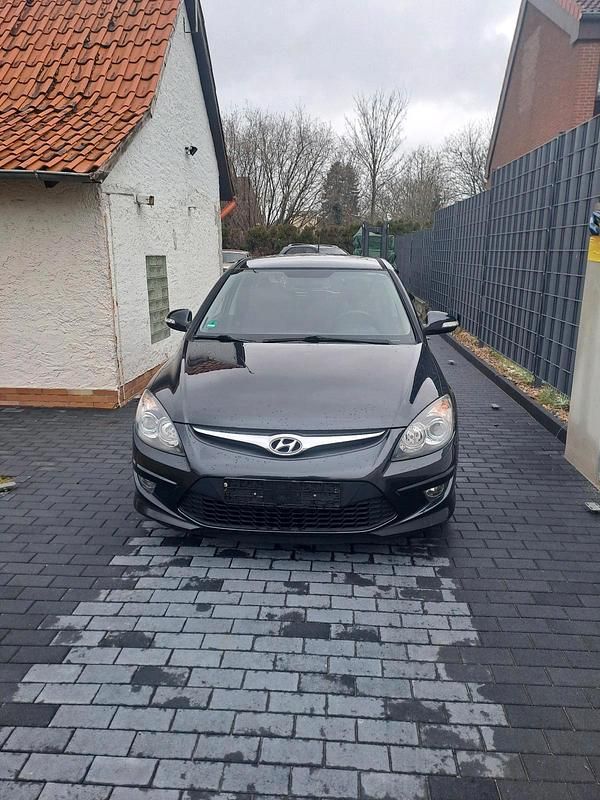 Gebraucht Hyundai i30 90 PS (66 kW) 2011 Schwarz Kleinwagen