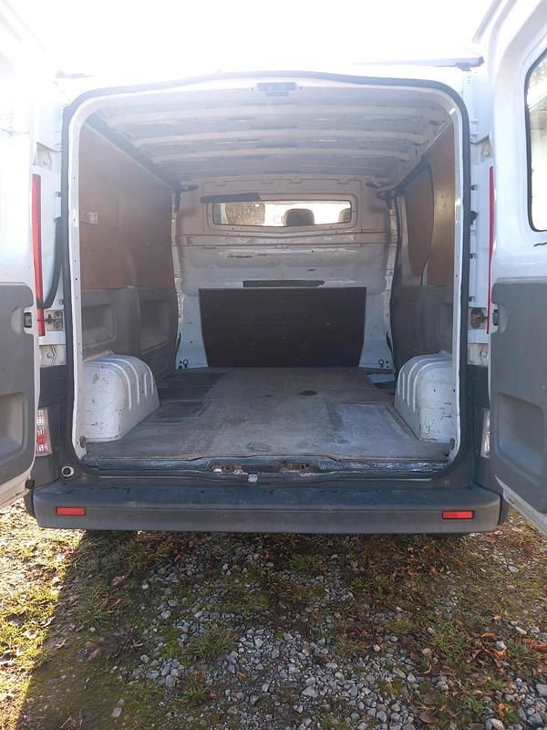 Second-hand Renault Trafic 90 CP (66 kW) 2006 Alb Monovolum