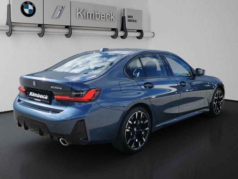 Gebraucht BMW 330e M Sport 292 PS (214 kW) 2024 Arctic race blue Limousine