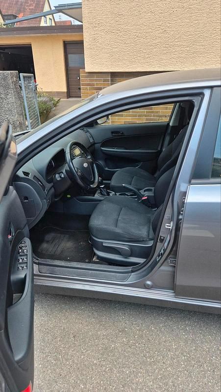 Gebraucht Hyundai i30 90 PS (66 kW) 2012 Grau Limousine