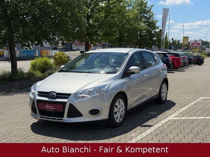 Silber Gebraucht 2012 Ford Focus Trend Limousine | 9.976 € (Teuer) - Bild 1/2