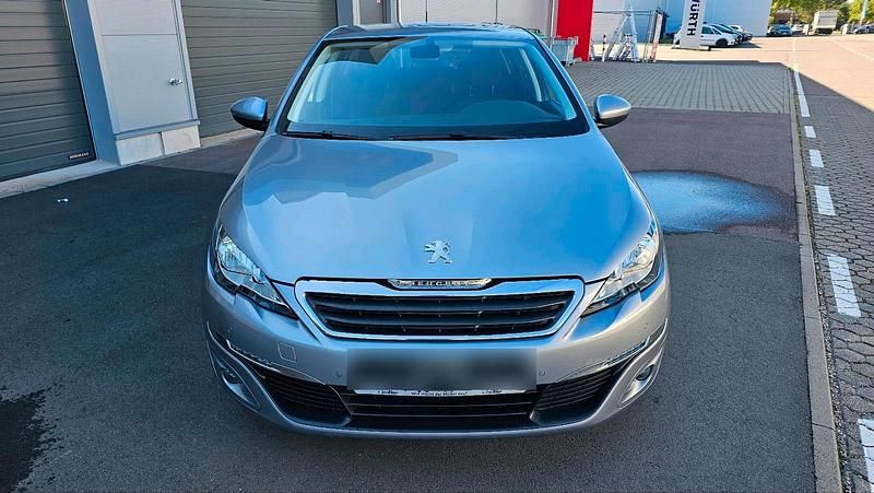 Grau Gebraucht 2017 Peugeot 308 Limousine | 7.950 € (Guter Preis) - Bild 1/4