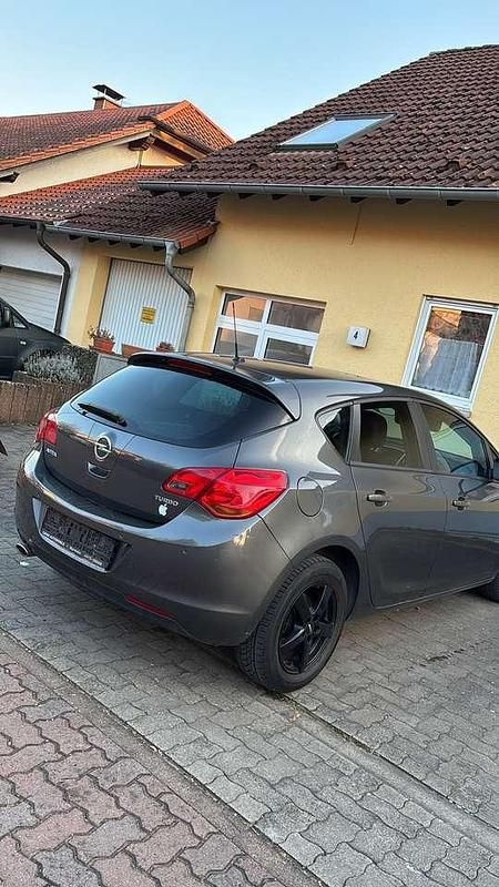 Grau Gebraucht 2011 Opel Astra Kleinwagen | 2.599 € (Fairer Preis) - Bild 1/4