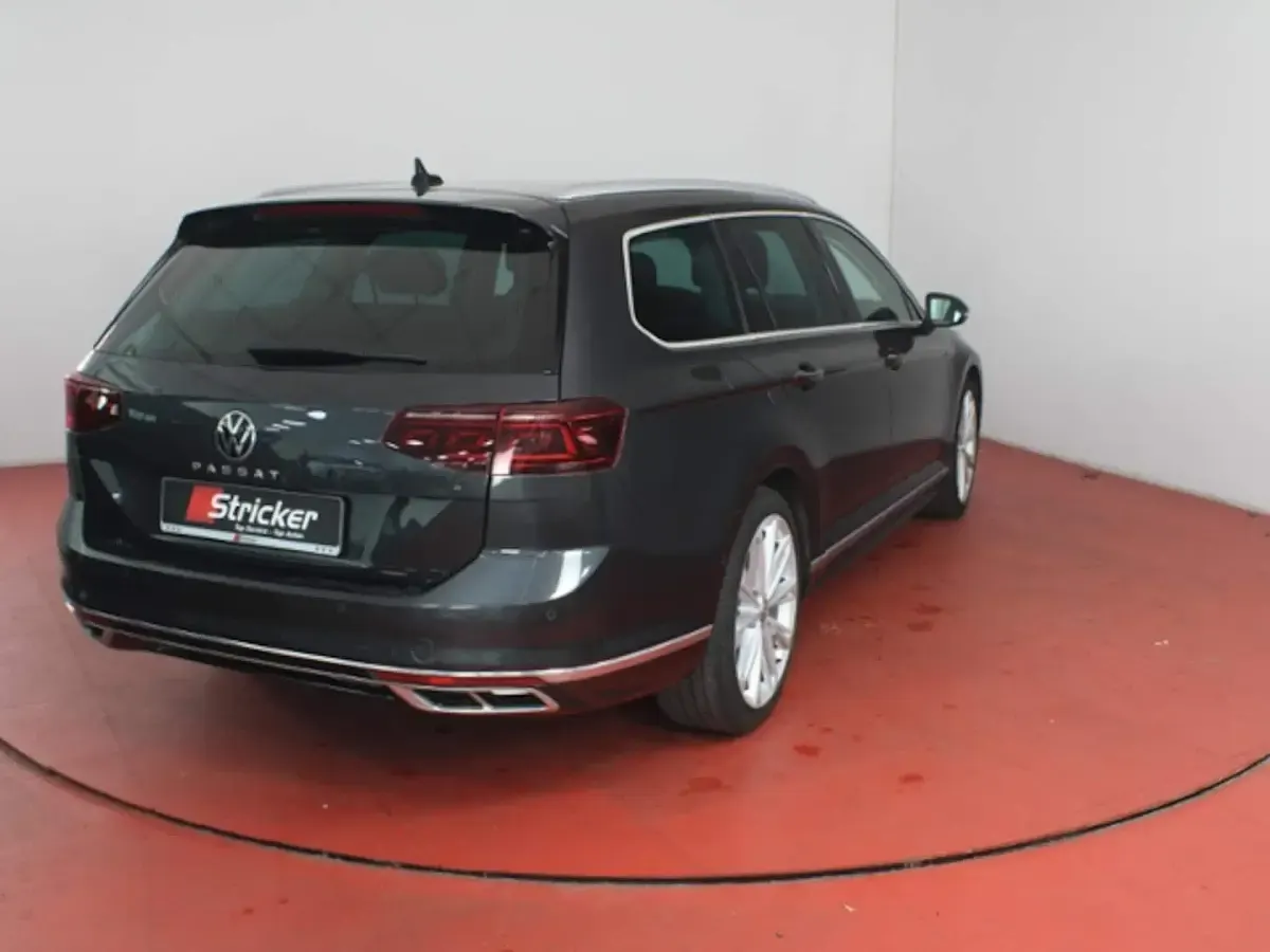 Gebraucht VW Passat Elegance 150 PS (110 kW) 2021 Mangangrau metallic (metallic) Kombi